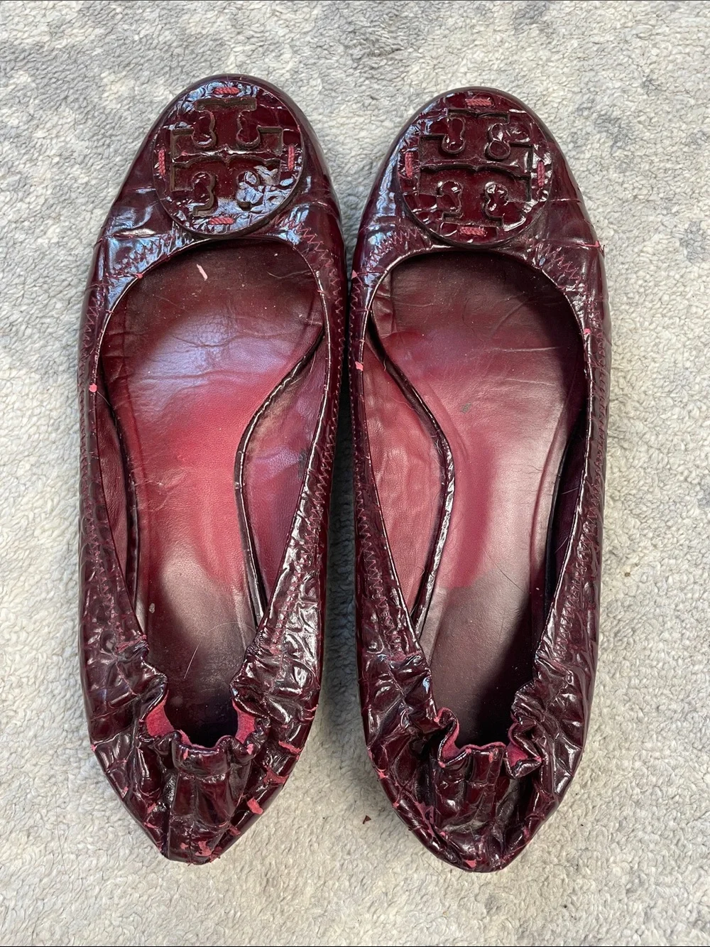 Tory Burch Reva T Logo Medallion Scrunch Burgundy Croc Patent Ballet Flats